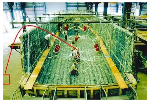 Resin vacuum suction method for FRP ships